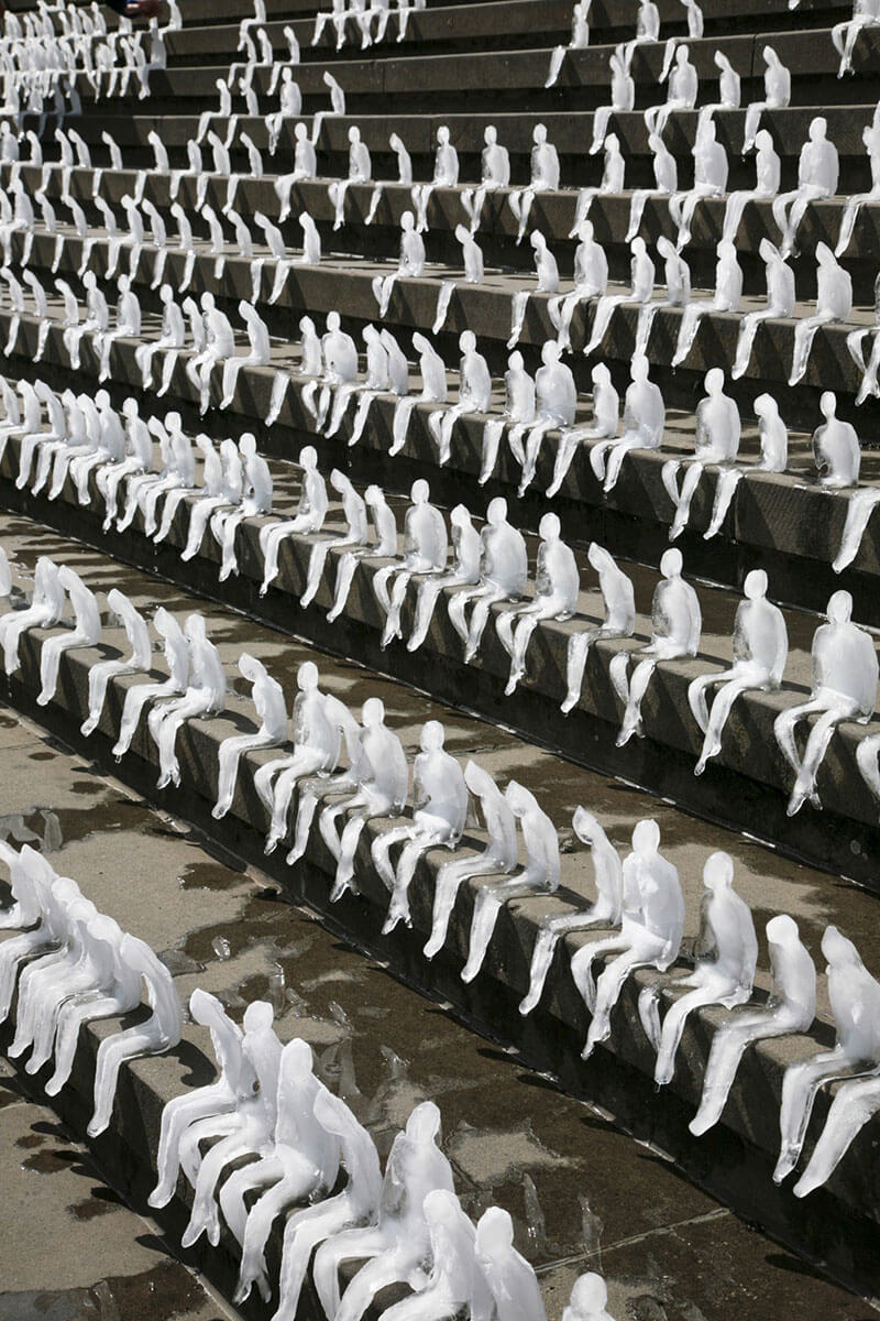 sculture di ghiaccio "melting men"