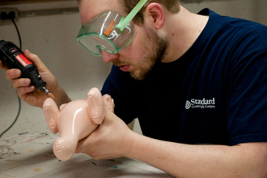 dinosauri gonfiabili brett kern al lavoro