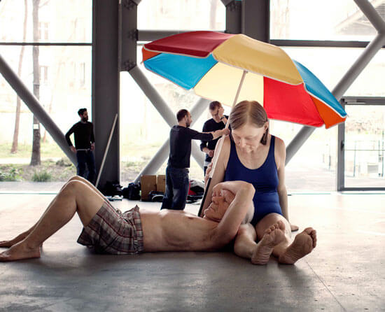 ron-mueck-couple-under-umbrella