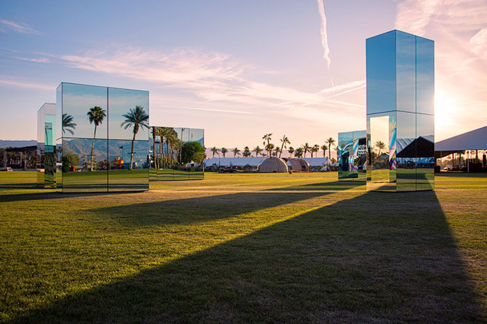 installazioni luminose di phillip k smith a coachella