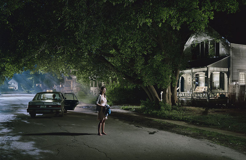 foto di gregory crewdson maple street 2005