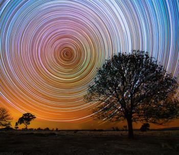 foto a lunga esposizione startrails