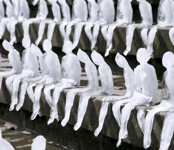 melting men sculture di ghiaccio
