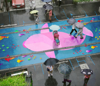 arte di strada sotto la pioggia