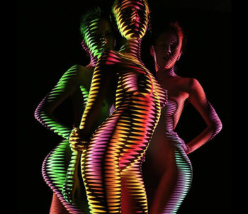 Nudi artistici vestiti di luce di Dani Oliver