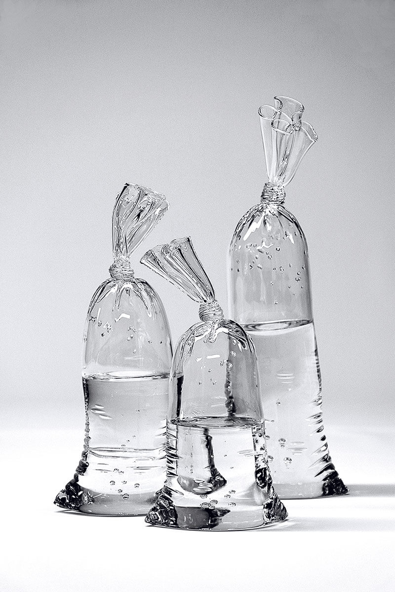 "Water Bags" di Dylan Martinez, sculture di vetro iperrealistiche