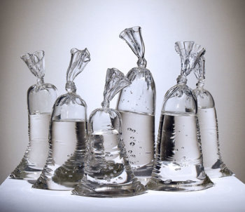 Dylan Martinez waterbag, sculture di vetro come sacchetti di plastica