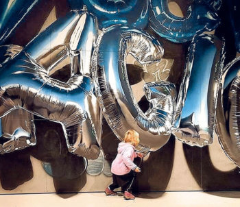 HUGE Art - street art iperrealistica con palloncini