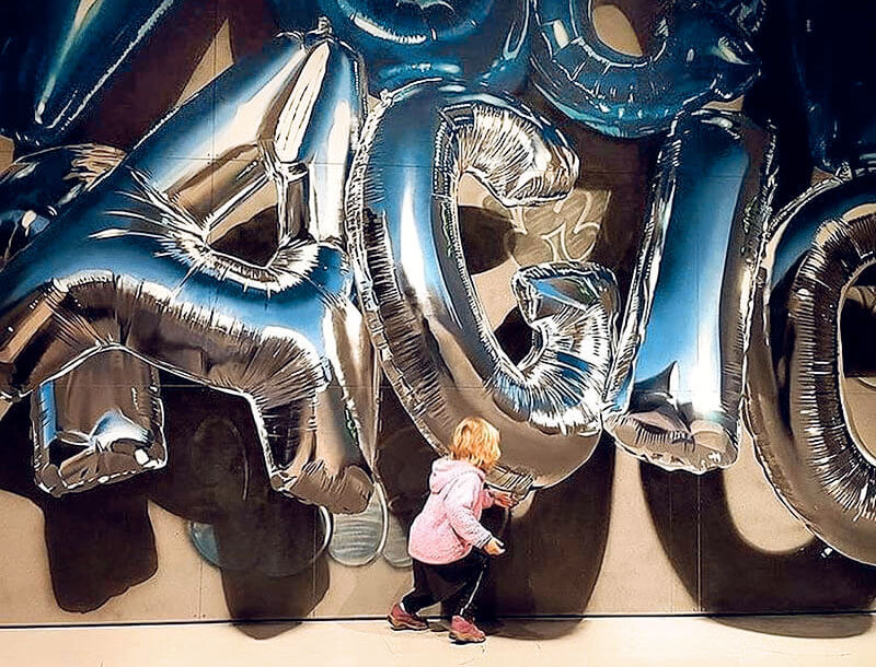 HUGE Art - street art iperrealistica con palloncini