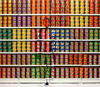 Liu Bolin, l'artista invisibile che si mimetizza nelle sue foto
