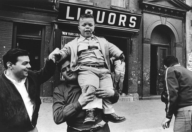 Dwarf and liquors, New York - 1955 © William Klein