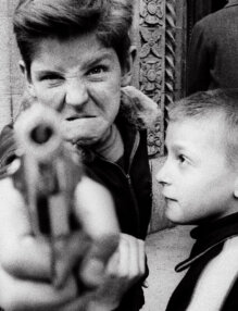 Gun 1, New York , 1955 © William-Klein