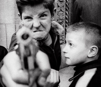 Gun 1, New York , 1955 © William-Klein