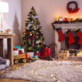 decorare il soggiorno per Natale albero vicino al caminetto
