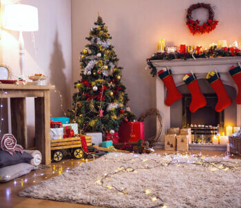 decorare il soggiorno per Natale albero vicino al caminetto