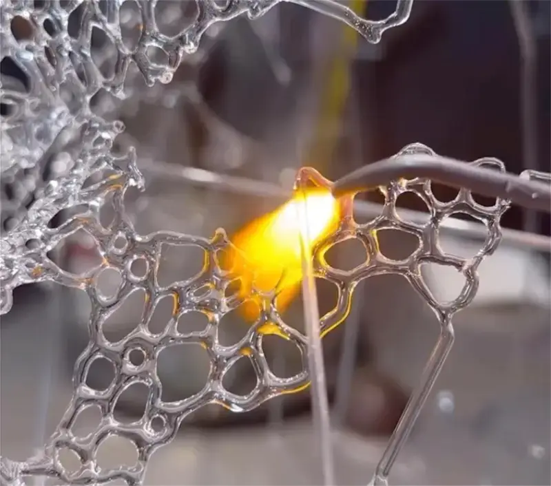 sculture in vetro - Nao Saito l'arte di intrecciare il vetro